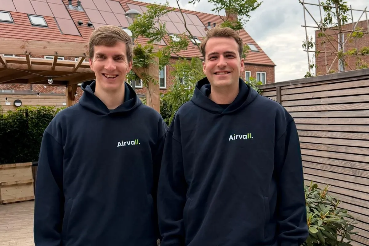 Bas en Dion in Airvall-hoodies